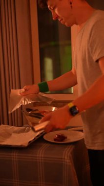 Bir insan rahat bir sofrada taze malzemeler kullanarak ustalıkla lezzetli yemekler hazırlıyor.