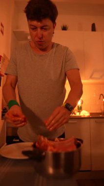 Yemek hazırlama sanatına odaklanmış durumda. Elleri, sıcak bir mutfak ortamında taze malzemeleri ustalıkla karıştırıyor.