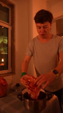 Bir insan maharetli bir şekilde yemek hazırlar, renkli malzemeleri mutfak dekoruyla süslenmiş rahat bir mutfakta karıştırır.