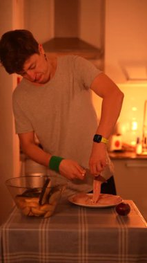 Becerikli bir insan sıcak bir mutfakta taze tavuk doğruyor, yaratıcılığını ve tutkusunu sergiliyor.