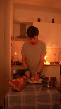 Sıcak ve rahat bir mutfak ortamında ve atmosferde ustalıkla ve ustalıkla lezzetli yemekler hazırlayan bir insan.