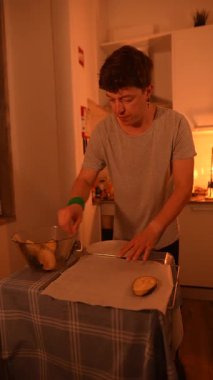 Becerikli bir şef, rahat bir mutfakta lezzetli yemekler pişirir. Yaratıcılık ve yemek pişirme tutkusu sergiler.