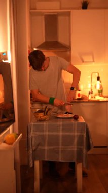 Bir birey, özel mutfak teknikleri sergileyerek, rahat bir mutfakta lezzetli yemekler hazırlar.