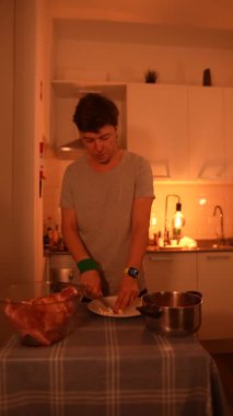 Bir insan, ortamı ve mutfak sanatlarının tadını çıkararak, sıcakkanlı bir mutfakta ustalıkla lezzetli yemekler hazırlar.