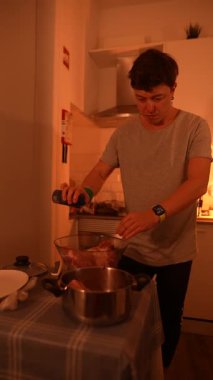 Sıcak bir mutfakta leziz yemekler yapan bir insan. Mutfak yaratıcılığını ve günlük yemeklerini ön plana çıkarıyor.