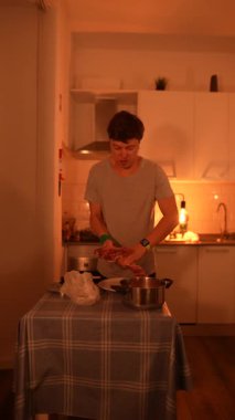 Bir insan sıcak bir mutfakta dikkatlice yemek hazırlıyor, aşçılık becerilerini ve bakımını gösteriyor..