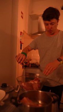 Kendini işine adamış biri, mutfağının davetkar ve rahat atmosferinde ağız sulandırıcı bir yemek hazırlıyor.