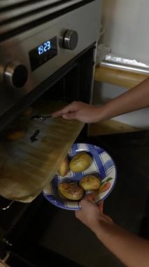 İşte size karşı konulmaz lezzetli fırında patates pişirmek ve servis etmek için detaylı bir aşama süreci.