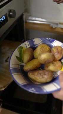Çeşitli taze otlarla süslenmiş altın sarısı patatesler tadını çıkarmaya hazırlar.