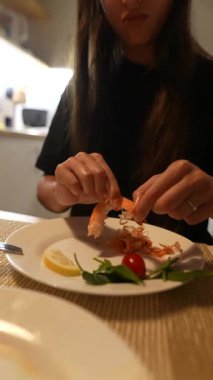 Bir tabakta taze süslerle birlikte karideslerin de yer aldığı davetkar bir yemek sahnesinin güzel detaylı bir çekimi.