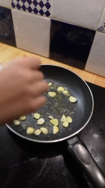 İşte size sarımsaklı karidesi kızartma tavasıyla nasıl mükemmel pişireceğine dair detaylı bir adım rehberi.