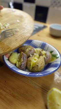 Çeşitli malzemelerle kaplı sıcak fırında patateslerin ve lezzetli bir yemek için limon lezzetinin tadını çıkarın.