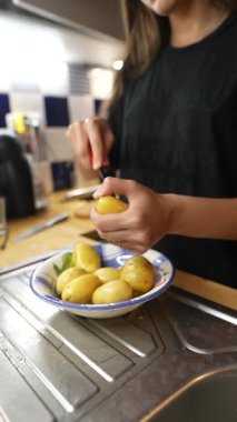 Taze, besleyici patatesleri ustalıkla soyan ve ustalıkla hazırlayan bir insan lezzetli bir yemek için hazırdır.