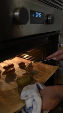 Bu patateslerin sıcak bir fırında kızartılıp leziz ve iştah açıcı sonuçlar vermesine hayranlıkla bakın.