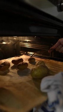 Lezzetli kavrulmuş patatesler ve lezzetli fırın yemekleri içeren bu ilgi çekici videoyla pişirmenin zevkini keşfedin.