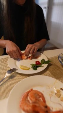 Taze karidesleri kabuğundan çıkarmak, herkes için nefis bir yemek deneyimi sergilemek.