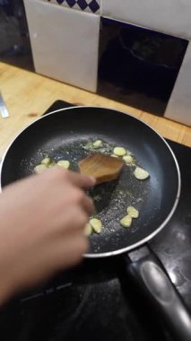 Taze malzemeler kullanarak tavada lezzetli sarımsaklı karides pişirmek için ayrıntılı bir adım.