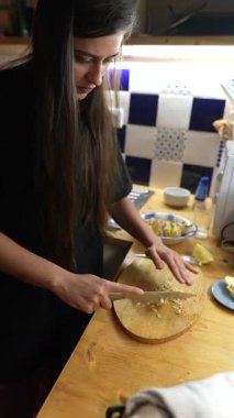 Samimi bir mutfak ortamında malzemeleri doğrarken odaklanmış bireysel mutfak becerileri..