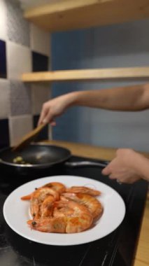 Lezzetli karides pişirme, aşçılık becerileri ve canlı malzemeler sergileme süreci.