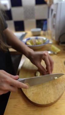 Süreci, sarımsağın ustalıkla doğrandığı ve önemli yemek pişirme teknikleri ve beceri setlerini ön plana çıkardığı gibi gözlemleyin