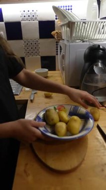 Yıkama, budama ve sıcak, sıcak bir mutfakta lezzetli, sağlıklı bir yemek için üst düzey taze malzemeler hazırlama.