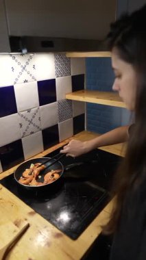 Samimi bir mutfakta, yetenekli bir şef somon pişirir, herkes için lezzetli bir yemek yapar.