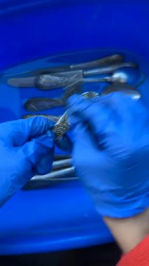 Antika çatal bıçakların dikkatli bir yıkama işlemi, uzun ömürlü ve korunaklı olması için eldivenlerle yapılır.