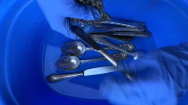 Bu, mavi kaplar kullanarak eski gümüş çatal bıçakları etkili ve eksiksiz bir şekilde temizleme işlemidir.