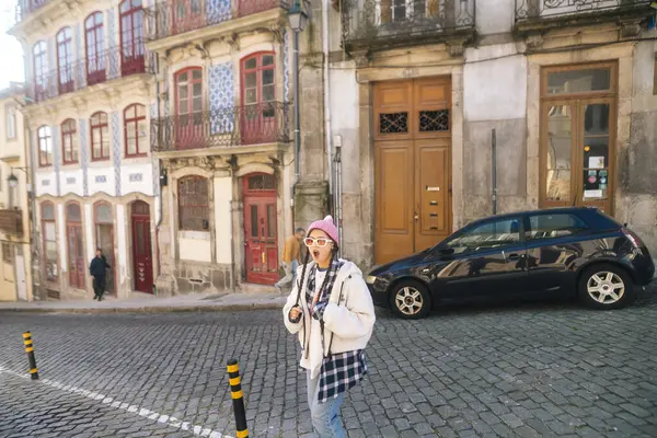 Canlı bir sokak sahnesinde genç bir kadın güzel tarihi mimarinin ortasında eğleniyor.