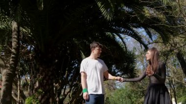 Güzel bir çift, güzel güneşli bir günde yemyeşil bir ortamda büyüleyici bir dansın tadını çıkarır.