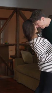 Bir çift sıcak ve davetkar evlerinde sevgi dolu ve şefkatli bir danstan zevk alır. Birlikte çok özel bir an yaşarlar.