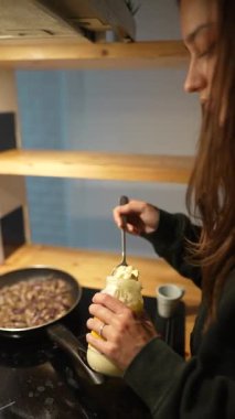 Bir birey, kızartma tavasına çeşitli malzemeler ekleyerek ustalıkla lezzetli bir yemek hazırlar.