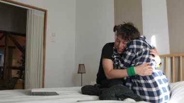 Sevgi dolu bir çift, sıcak yatak odalarında sıcak bir kucaklaşmayı paylaşır. Duygusal bağlarını ve bağlarını yakalar.