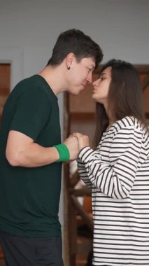 Bir çift, derin aşklarını, neşelerini ve bağlantılarını sergiledikleri tutkulu ve hassas bir anı güzelce paylaşıyor.