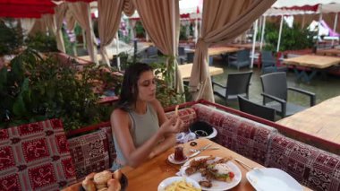 Güzel ve zarif bir açık hava ortamında çeşitli gurme yemekleri sergileyen müsrif bir yemeğin tadını çıkarmak.