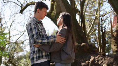 Aşk ve derin bağlarını gösteren, resim parkında bir çift arasında paylaşılan romantik bir an.