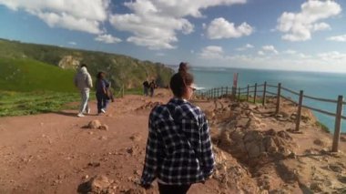 Okyanus kıyısındaki bu güzel güneşli günde arkadaşlarımızla keyifli kıyı yollarının tadını çıkarıyoruz.