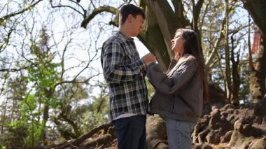 Doğada romantik bir an, derin sevgilerini ve ilişkilerini açıkça ifade eden bir çift tarafından paylaşılır.