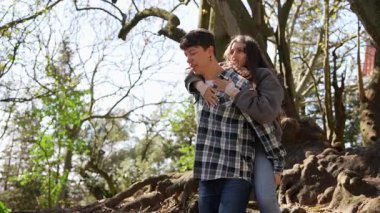 Neşeli bir çift, gençlik enerjilerini, neşelerini ve doğayla derin bağlantılarını sergileyerek açık havayı sever.