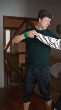 Canlı ve neşeli bir an, iki yakın arkadaşın kapalı bir mekanda mutlu bir şekilde dans etmelerini gösteriyor.