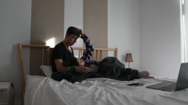 Sevgi dolu bir çift, sıcak ve samimi bir sabahın tadını çıkarıyor. Derin sevgilerini ve ilişkilerini sergiliyorlar.