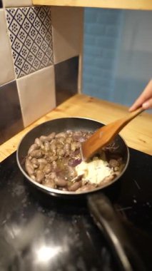 Mutfak ortamında taze malzemelerle yapılan yemek pişirme sanatını izleyin.