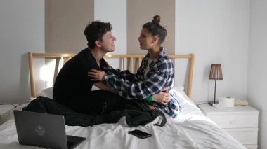 Şık bir yatak odasında, aşklarını ve derin bağlarını yakalayan bir çift arasında hassas bir etkileşim.