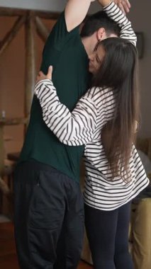 Sevgi dolu bir çift birlikte hassas bir anı paylaşıyor, sevgi ve samimiyetlerini güzel bir ortamda sergiliyorlar.