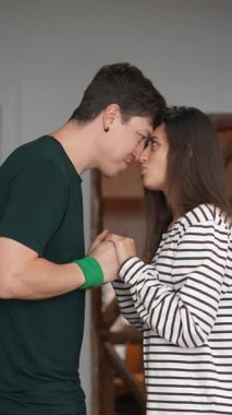 Genç bir çift birlikte samimi ve hassas bir anı paylaşıyor, derin sevgilerini ve bağlantılarını gösteriyorlar.