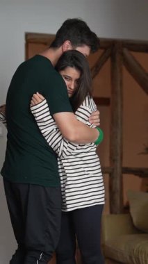 Sevgi dolu bir çift sıcak, samimi bir kucaklaşmayı neşeyle dolu sıcak ve davetkar bir yerde paylaşıyor.