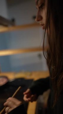 Çağdaş bir mutfakta ilgi çekici bir yemek pişirme anı gerçekleşiyor, etkileyici mutfak becerileri sergiliyor.