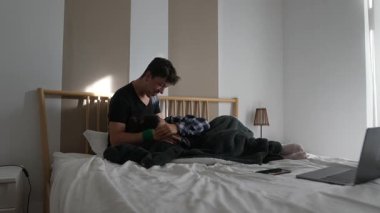 Samimi ve hassas sahneler iki yakın arkadaş arasında geçen samimi bir sohbeti tasvir ediyor.