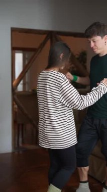 Neşeli bir çift sıcak ve davetkar bir ortamda birlikte dans eder. Huzur ve mutlulukla dolu bir evde.