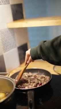 Eti tavada ustalıkla karıştıran bir el sıcak bir mutfak ortamında ev yemeğinin özünü gözler önüne seriyor.